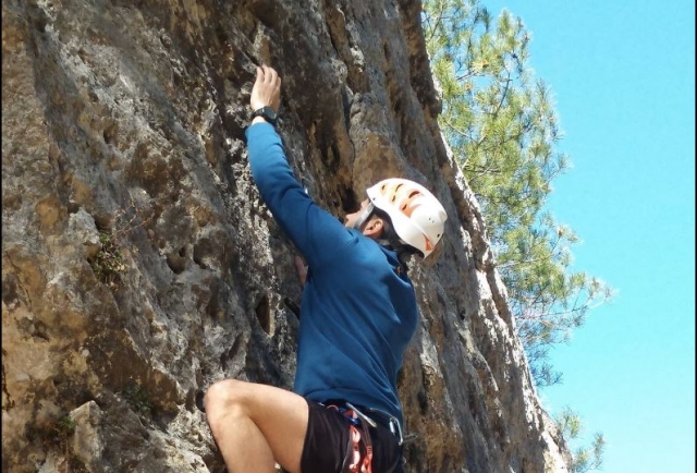  Looking for support points on the rock 